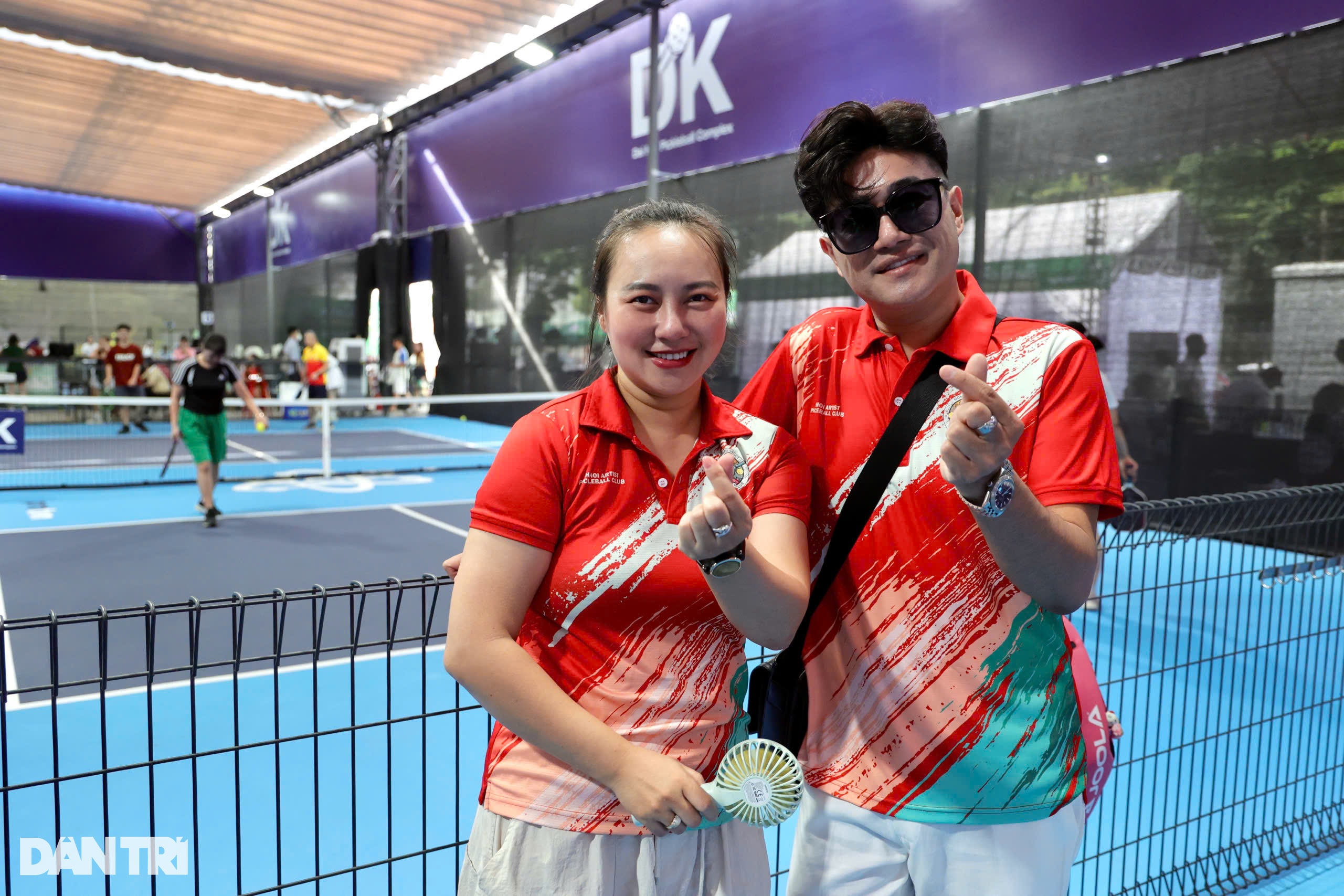 Minh Quân, Khánh Linh rạng rỡ cổ vũ dàn nghệ sĩ ở giải pickleball Dân trí - 4 Minh Quân, Khánh Linh rạng rỡ cổ vũ dàn nghệ sĩ ở giải pickleball Dân trí - 4