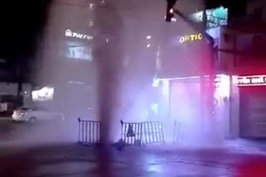 “Vòi rồng” phun cột nước cao nhiều mét trên phố Sài Gòn