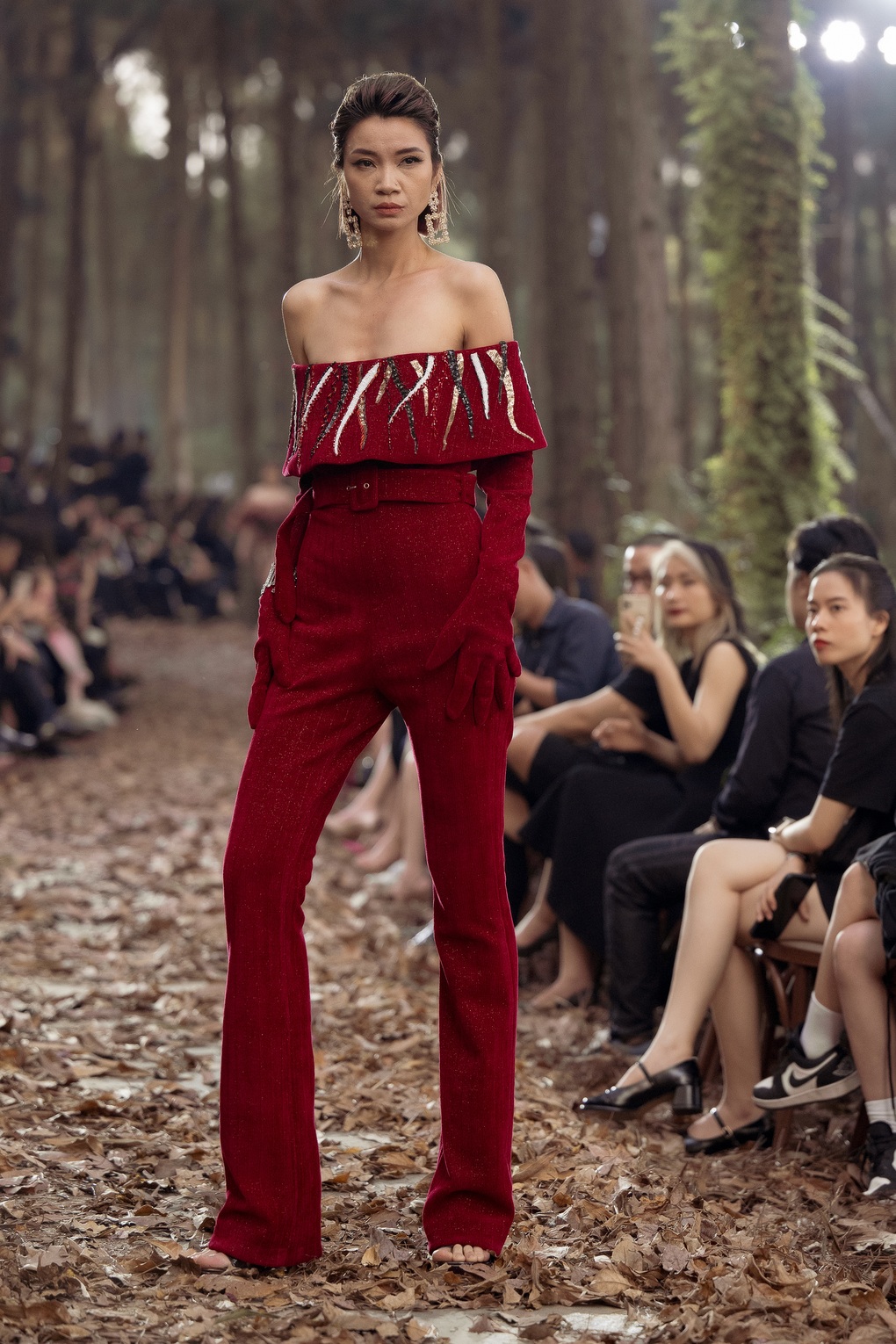 Thanh Hằng xứng danh chị đại với phong thái đỉnh cao khi catwalk trong rừng - 17 Thanh Hằng xứng danh chị đại với phong thái đỉnh cao khi catwalk trong rừng - 17