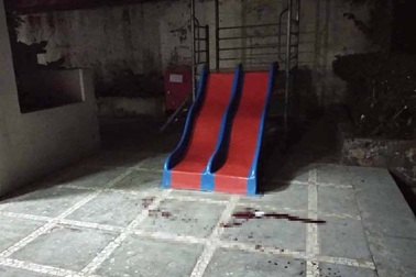 Bị vật cứng rơi trúng đầu khi chơi ở sân chung cư, bé 3 tuổi tử vong