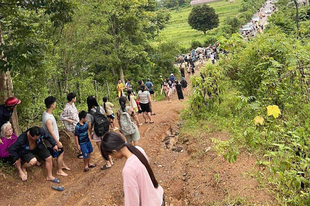 Tin đồn vỡ đập thủy điện: Bế mẹ già lên núi, chạy tìm con trai mù lòa - 2 Tin đồn vỡ đập thủy điện: Bế mẹ già lên núi, chạy tìm con trai mù lòa - 2