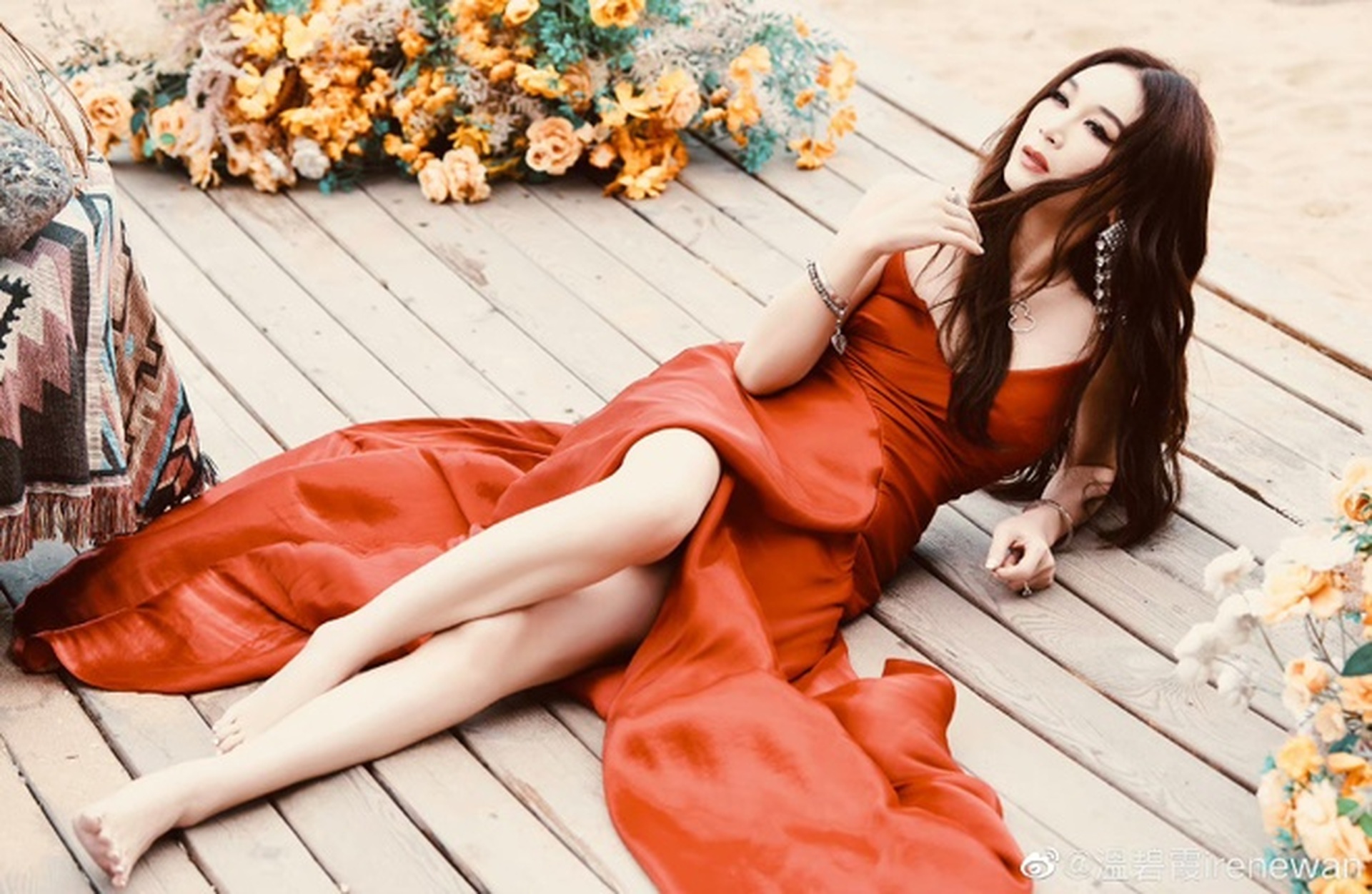 Đát Kỷ đẹp nhất màn ảnh vẫn gợi cảm, trẻ trung ở tuổi 58 - 17