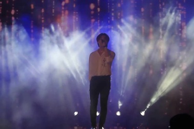 Ca sĩ Nguyễn Trần Trung Quân “cầu hôn” trên sân khấu đêm dạ hội của học sinh trường Trần Phú