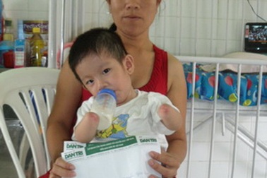 Quà nhân ái đến với 2 hoàn cảnh hiểm nghèo ở Viện Tim 