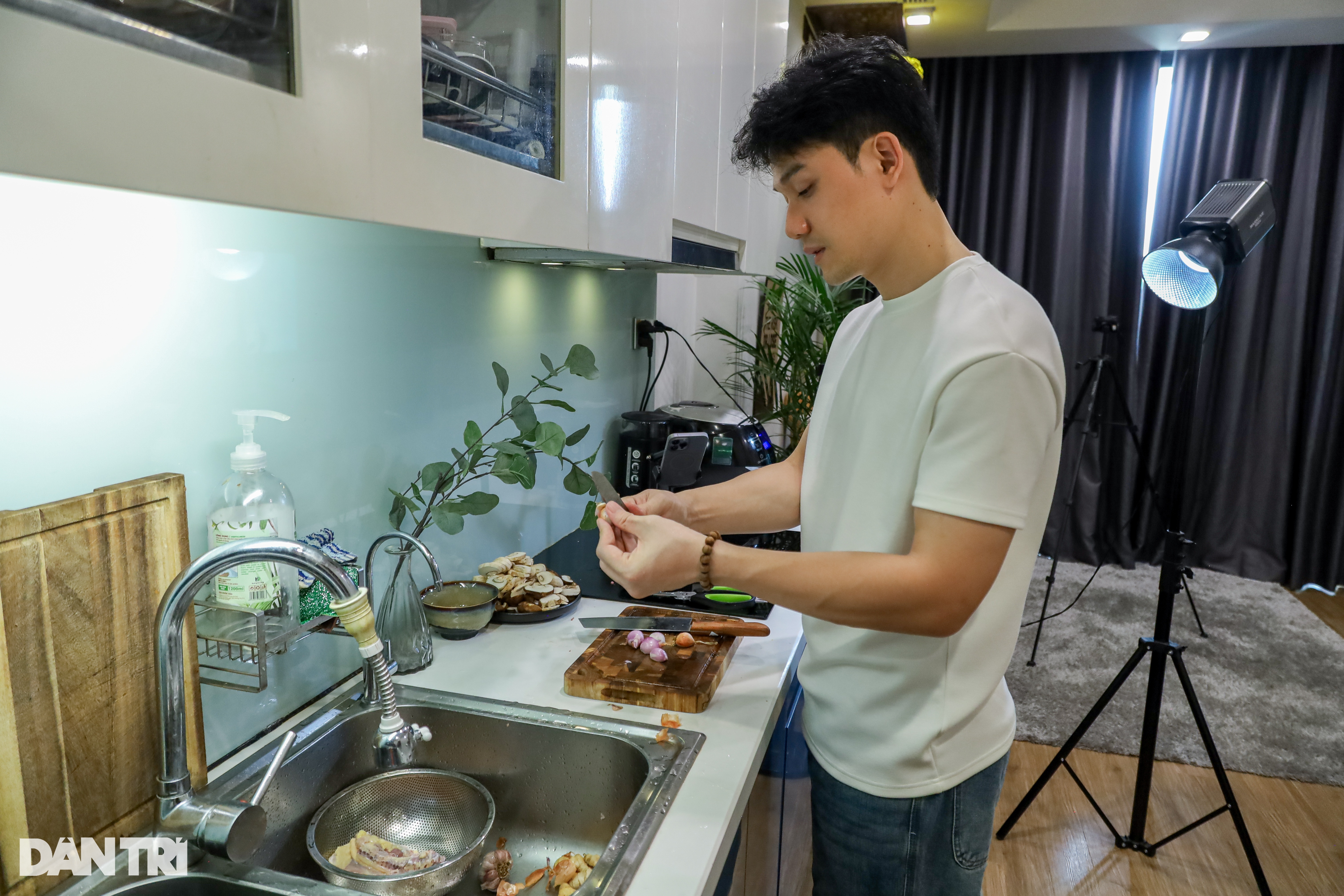 Unemployed father cooks pot of meat, unexpectedly finds a way to make a lot of money from TikTok - 2 Ông bố thất nghiệp kho nồi thịt, bất ngờ mở lối kiếm bộn tiền từ TikTok - 2