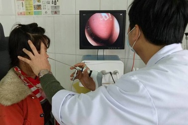 Bé gái tắm suối, bị con vắt 5 cm chui vào mũi “làm tổ“