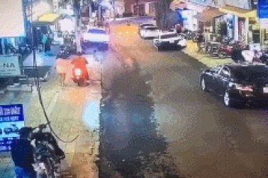 Kinh hoàng khoảnh khắc ô tô trôi tự do gây náo loạn đường phố