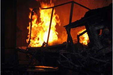 Tưới xăng đốt lò bánh mì, 4 người bỏng nặng