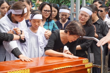 Hai phi công hy sinh: Đầu bạc tiễn đầu xanh, trẻ thơ khóc tìm bố