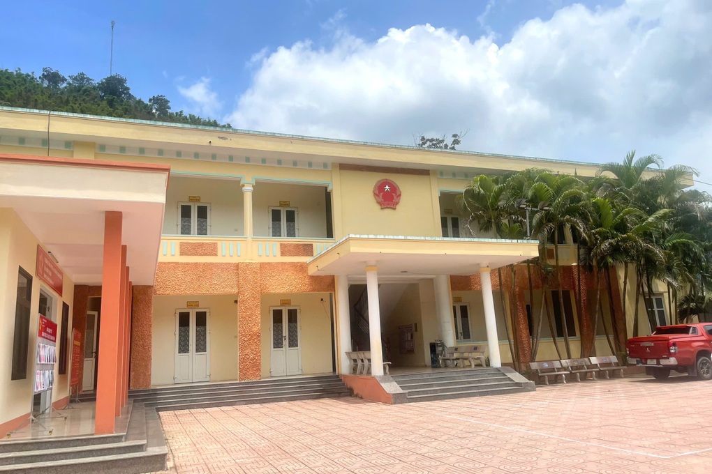 Xã miền núi thiếu nhân sự, cán bộ tăng ca đến khuya - 1 Xã miền núi thiếu nhân sự, cán bộ tăng ca đến khuya - 1