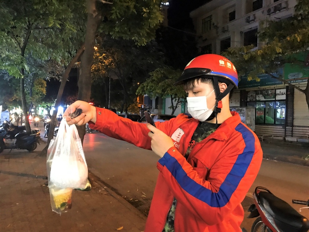 Mùa Euro, đơn nổ liên tục , shipper chạy xuyên đêm giao hàng không nghỉ - 3 Mùa Euro, đơn nổ liên tục , shipper chạy xuyên đêm giao hàng không nghỉ - 3