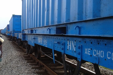 Băng qua đường sắt, một phụ nữ bị tàu cán chết