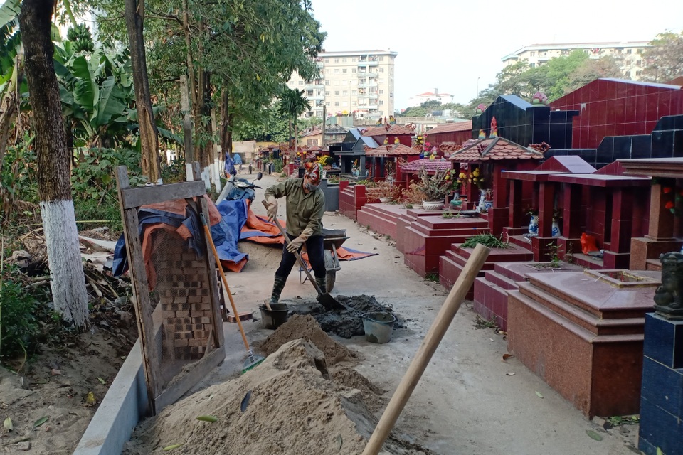 Hà Nội: Nghề tảo mộ thuê đắt khách dịp cận Tết - 1 Hà Nội: Nghề tảo mộ thuê đắt khách dịp cận Tết - 1