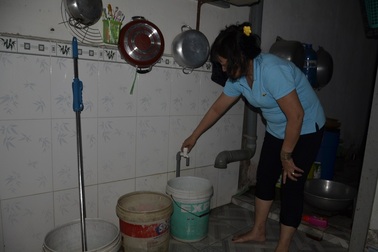 Hàng ngàn hộ dân khốn đốn vì bị cúp nước nhiều ngày liền