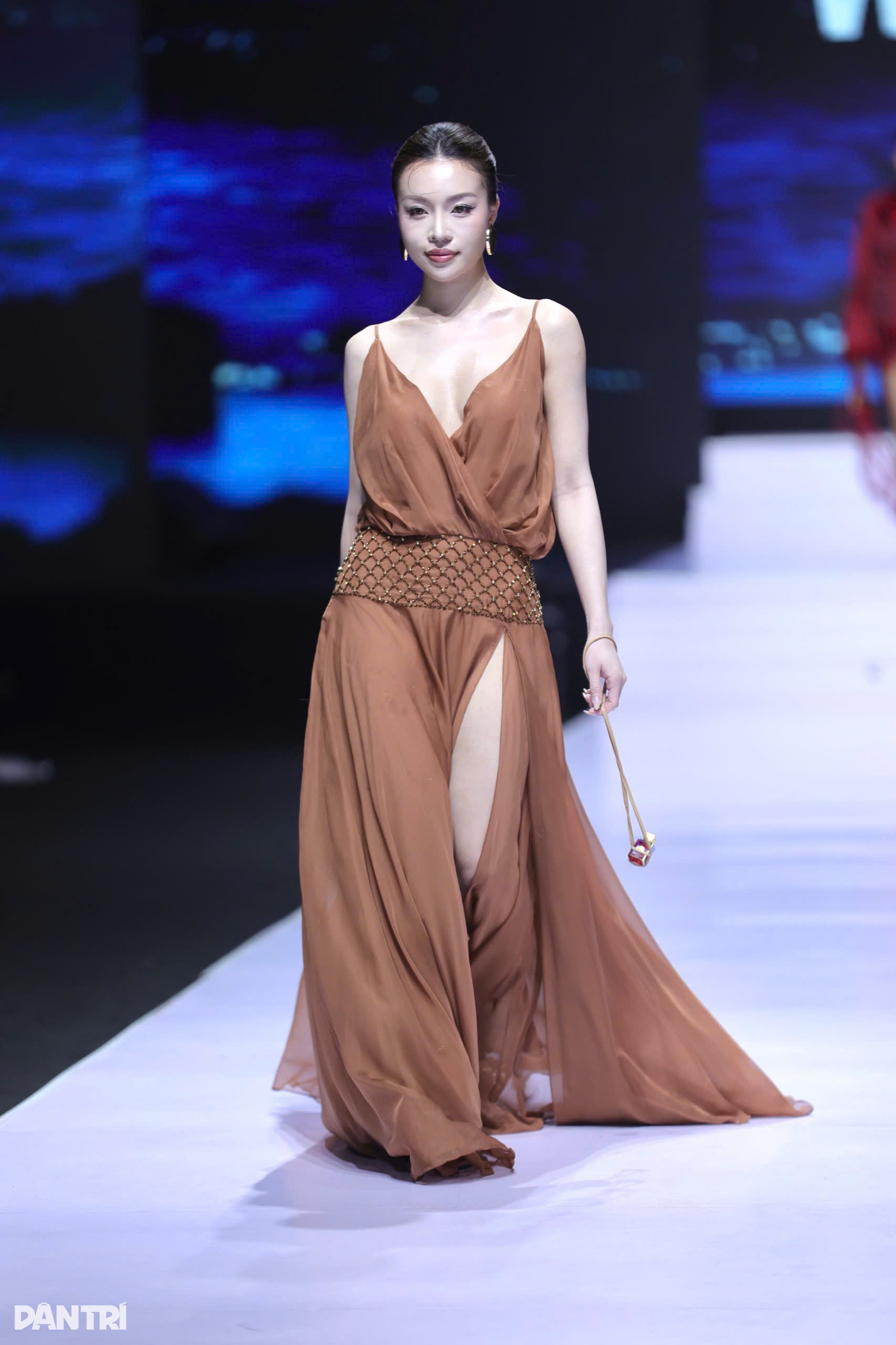 Lan Khuê nói về đam mê hàng hiệu và bí quyết tỏa sáng trên sàn diễn - 9 Lan Khuê nói về đam mê hàng hiệu và bí quyết tỏa sáng trên sàn diễn - 9