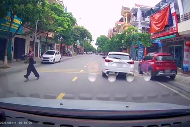 Người phụ nữ dừng ô tô giữa đường đầy oái oăm rồi bỏ đi