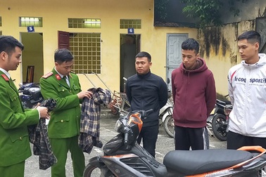 Đã xác định 3 đối tượng ném chất bẩn vào nhà phóng viên Dân trí