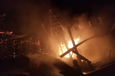 Tàu cá bốc cháy sau tiếng nổ, 3 tỷ đồng ra tro