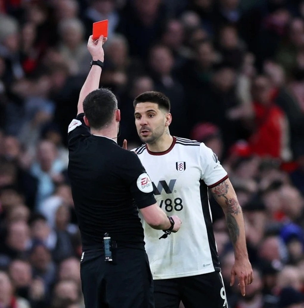 Đội nhà thua Man Utd, tiền đạo Mitrovic đối diện án phạt treo giò 10 trận - 2 Đội nhà thua Man Utd, tiền đạo Mitrovic đối diện án phạt treo giò 10 trận - 2