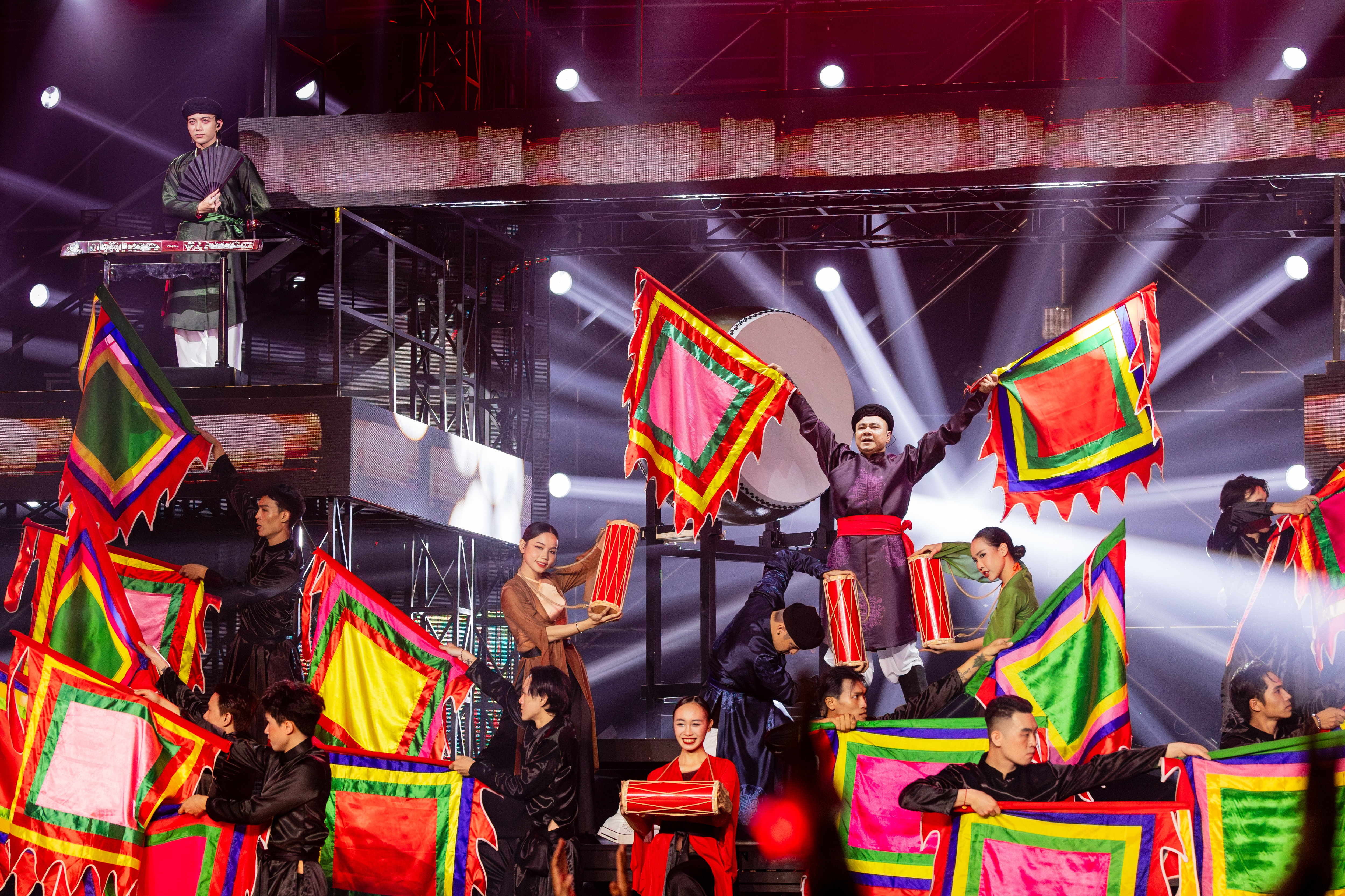 Vì sao trống cơm, đàn bầu gây sốt ở show Anh trai vượt ngàn chông gai? - 2 Vì sao trống cơm, đàn bầu gây sốt ở show Anh trai vượt ngàn chông gai? - 2