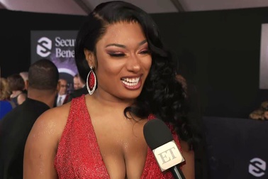 Megan Thee Stallion quyến rũ với váy xẻ