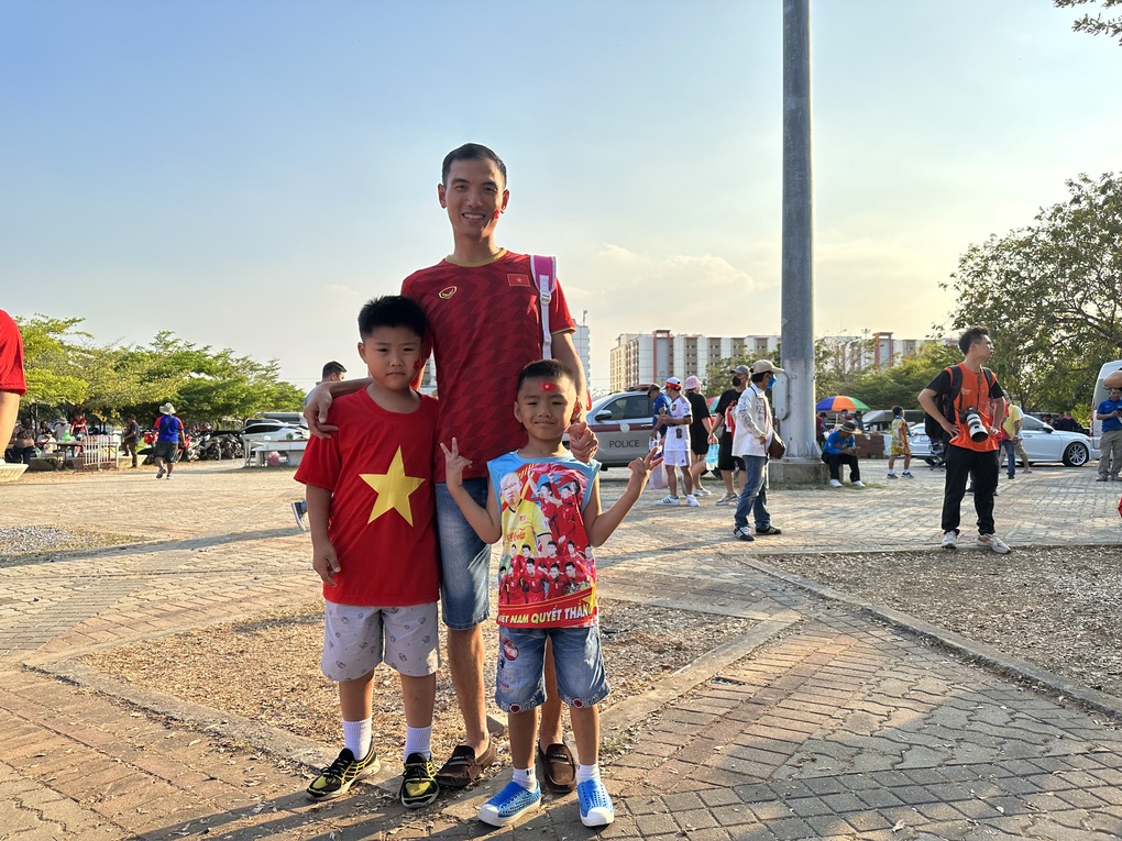 Cổ động viên tin tưởng Việt Nam sẽ chiến thắng trên đất Thái  - 2