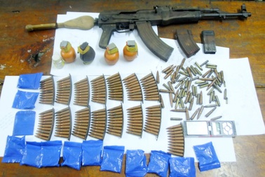 Bắt đối tượng buôn bán ma tuý tàng trữ súng AK cùng hơn 150 viên đạn