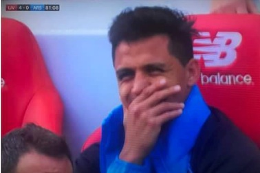 Alexis Sanchez che miệng cười nhăn nhở trong thảm bại của Arsenal