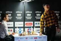 Thần đồng 17 tuổi bực tức, đập cờ khi thua “ông vua” Magnus Carlsen