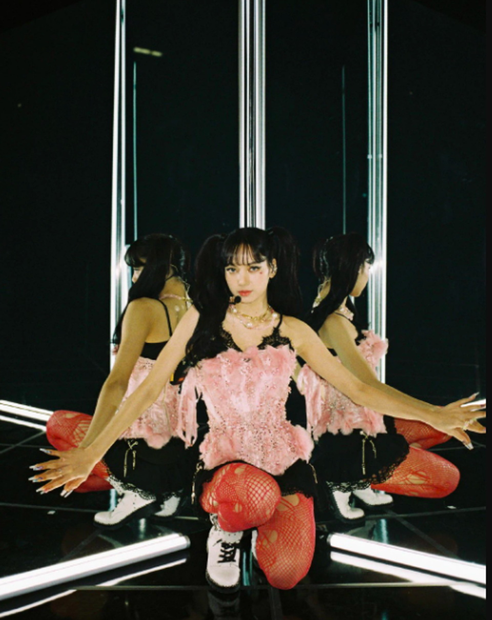 Bất ngờ với hình ảnh gợi cảm của Lisa (Blackpink) - 4 Bất ngờ với hình ảnh gợi cảm của Lisa (Blackpink) - 4