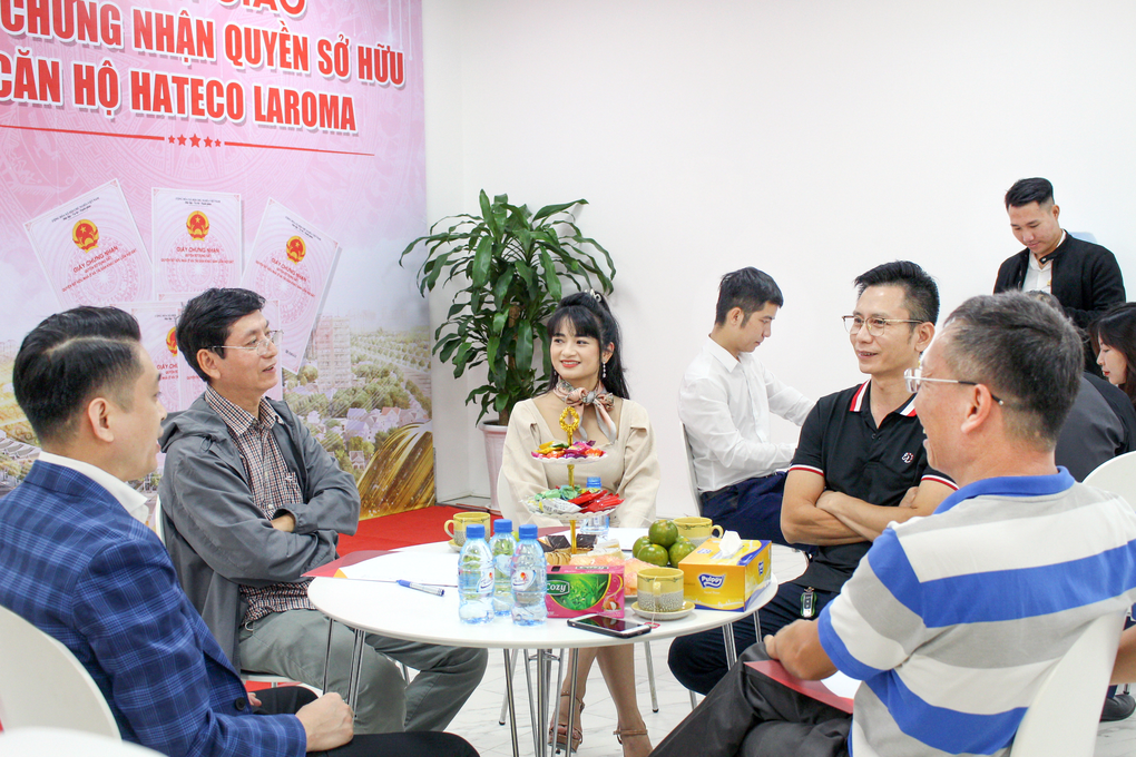 Cư dân Hateco Laroma phấn khởi trong ngày nhận sổ hồng - 1 Cư dân Hateco Laroma phấn khởi trong ngày nhận sổ hồng - 1
