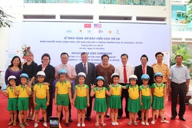 Trợ lý Ngoại trưởng Hoa Kỳ tặng mũ bảo hiểm cho trẻ em tại Hà Nội