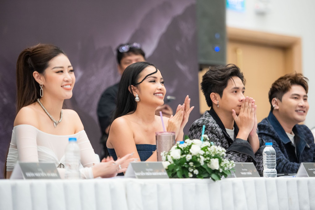 Khánh Vân, Võ Hoàng Yến mặc trang phục cá tính, đọ dáng khi làm giám khảo - 2 Khánh Vân, Võ Hoàng Yến mặc trang phục cá tính, đọ dáng khi làm giám khảo - 2