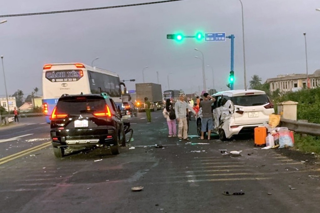 Xe đầu kéo lùa nhiều ô tô, xe máy dừng đèn đỏ ở Phú Yên - 2 Xe đầu kéo lùa nhiều ô tô, xe máy dừng đèn đỏ ở Phú Yên - 2