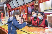 Lo giá bất định, nhiều nhà đầu tư lưỡng lự xuống tiền mua vàng Thần Tài