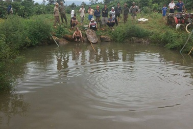 Người phụ nữ bán vé số nhảy hồ tự tử