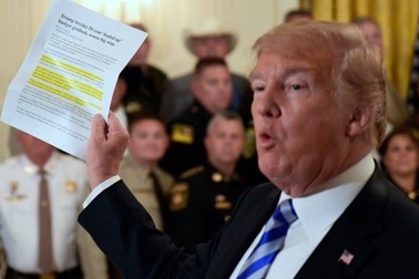 Ai là tác giả bài viết nặc danh làm rúng động chính trường Mỹ?