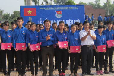 Hà Tĩnh: Tổ chức kết nạp 400 đoàn viên mới và trao học bổng Lý Tự Trọng