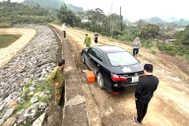 Người đàn ông để thư tuyệt mệnh "nếu thấy xác tôi" cùng ô tô bên hồ