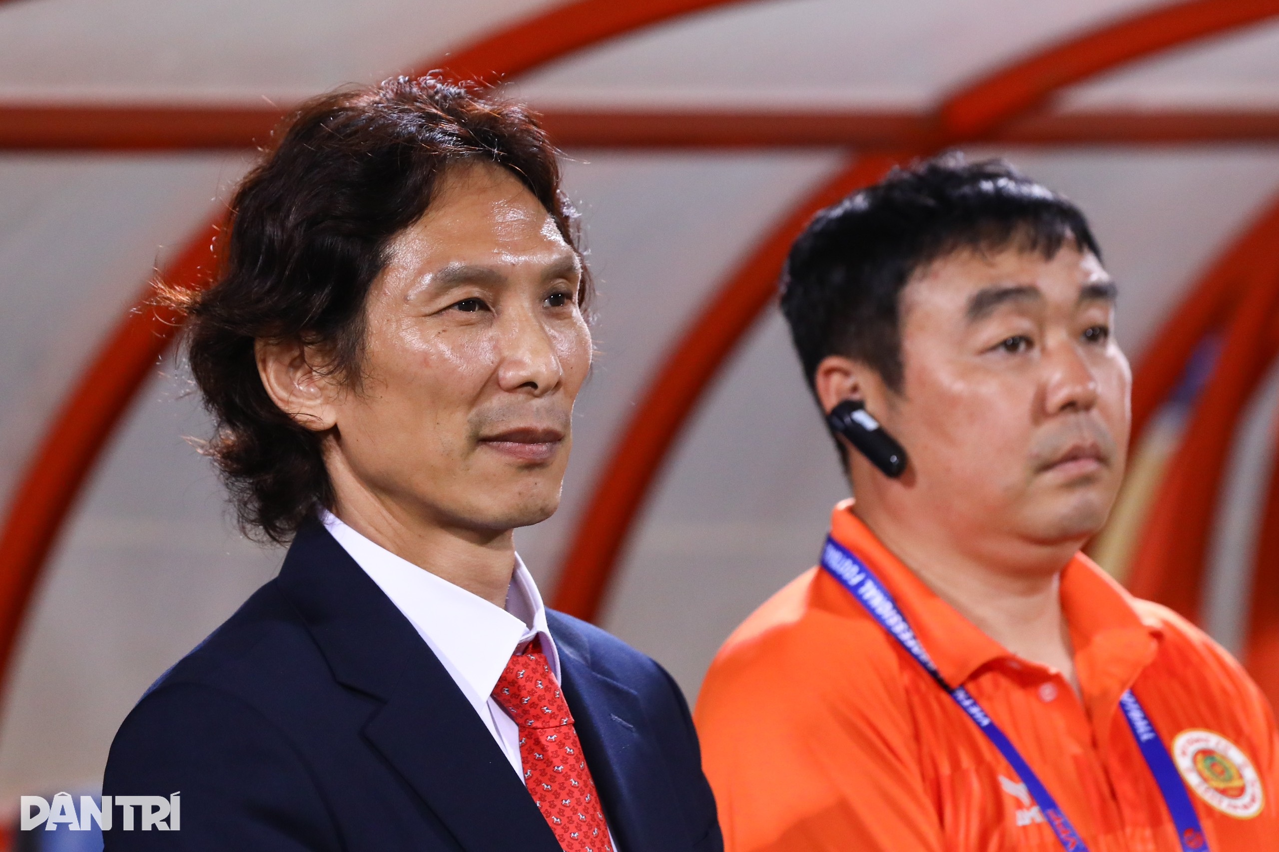 VAR diterapkan pada hari Pelatih Gong Oh Kyun memulai debutnya di V-League - 1 VAR được áp dụng trong ngày HLV Gong Oh Kyun ra mắt V-League - 1