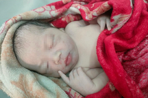 Bé trai sơ sinh 3kg bị bỏ rơi trên lề đường ở TPHCM