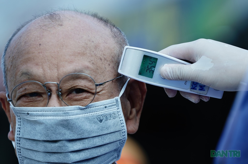 Một ngày ở trạm kiểm dịch Covid-19 nơi cửa ngõ TPHCM - 3