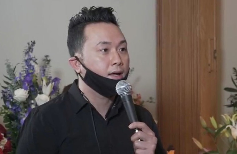 Đồng nghiệp nghẹn ngào khi thấy chiếc micro an táng cùng Vân Quang Long - 5 Đồng nghiệp nghẹn ngào khi thấy chiếc micro an táng cùng Vân Quang Long - 5