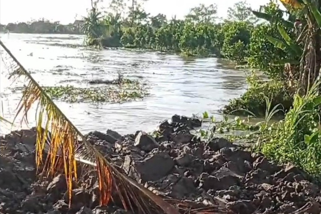 Sạt lở kinh hoàng, 12 căn nhà bị cuốn trôi - 1 Sạt lở kinh hoàng, 12 căn nhà bị cuốn trôi - 1