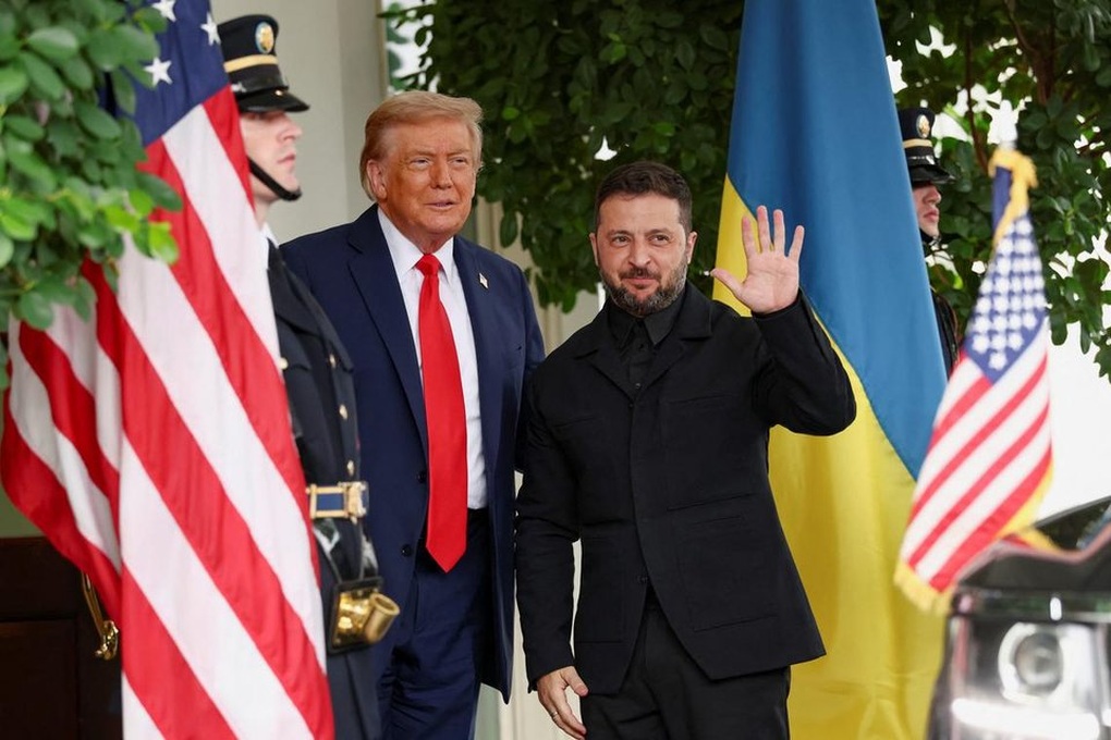 Tổng thống Trump khen trang phục của Tổng thống Zelensky - 1 Tổng thống Trump khen trang phục của Tổng thống Zelensky - 1