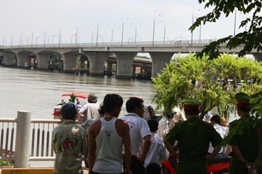 Đang đi bộ, nam thanh niên nhảy xuống sông mất tích