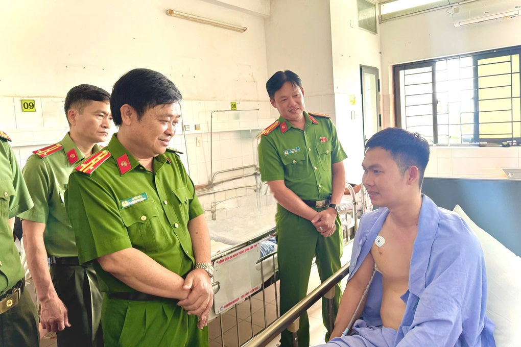 Thượng úy Công an bị thương khi truy bắt nhóm trộm chó - 1