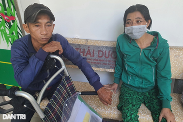 Được giúp 126 triệu đồng, người phụ nữ nghèo đã trở về với 4 con