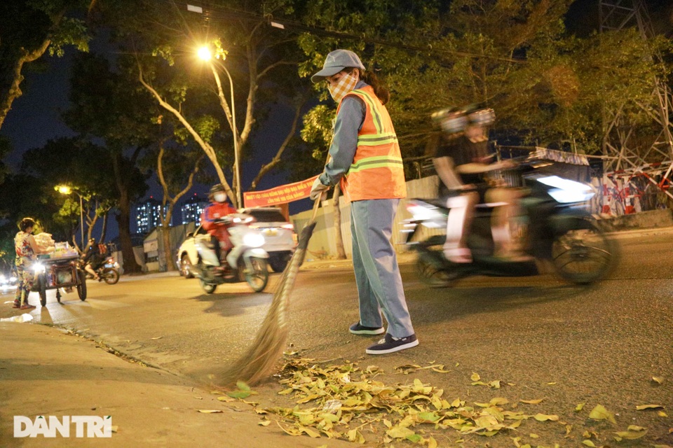 Nữ công nhân vệ sinh: Ngày 8/3 rác chắc sẽ nhiều hơn, việc vất vả hơn - 9 Nữ công nhân vệ sinh: Ngày 8/3 rác chắc sẽ nhiều hơn, việc vất vả hơn - 9