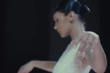 Bí mật sau màn trình diễn siêu mẫu bán khỏa thân được phun váy lên người